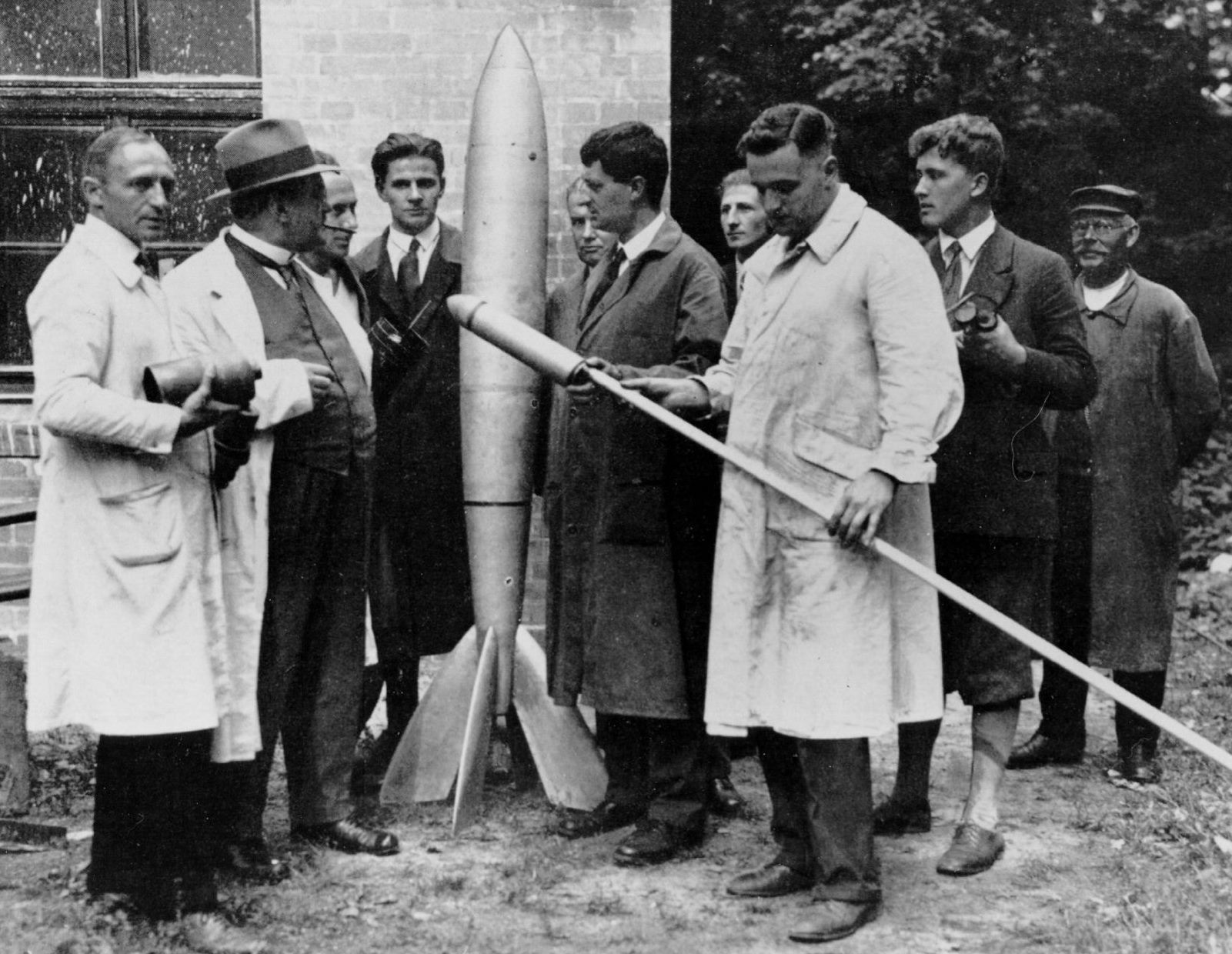 Rudolf Nebel (links) mit Raketenfreunden: in der Mitte steht Hermann Oberth, rechts der junge Werner von Braun (Foto Hermann-Oberth-Raumfahrt-Museum Feucht)