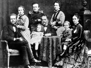 Siemens 1876 mit seiner zweiten Frau Antonie und den Kindern Arnold, Käthe, Wilhelm, Anna (hinten), Hertha und Carl Friedrich (Foto Siemens Historical Institute)
