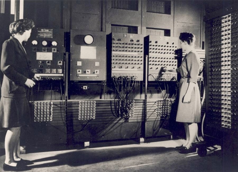 Two_women_operating_ENIAC-