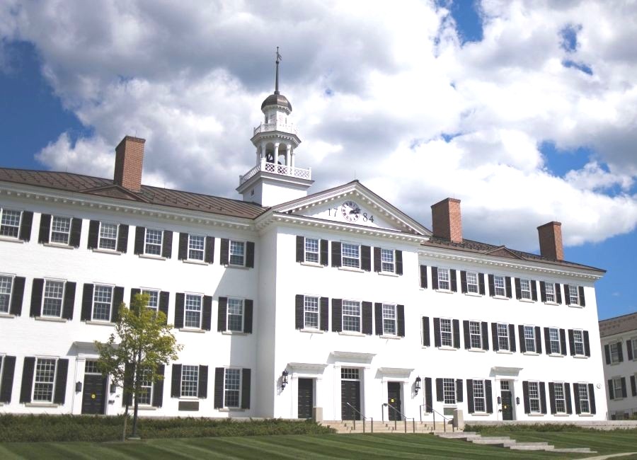 20250801-Dartmouth-Hall-Blue-Sky-kl-1-Kopie